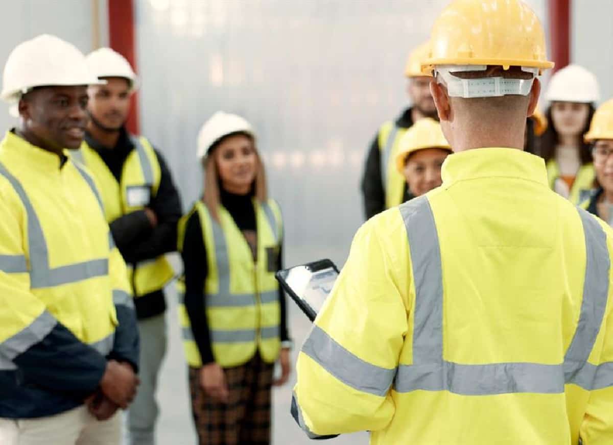 מחסור חמור בפועלים וחשמלאים: 349 אלף עובדים חסרים מאיימים לשתק את תעשיית הבנייה בארה״ב